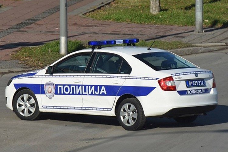 Tijelo žene i dijete sa povredama pronađeni ispred zgrade