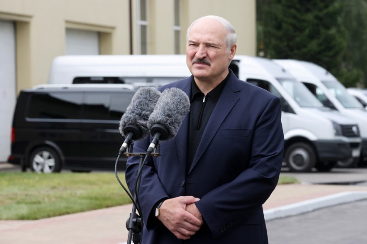 Lukašenko Makronu: Prvo da ja posredujem sa 'žutim prslucima'