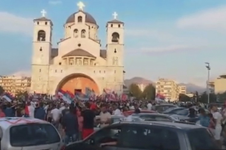 Služen moleban za spas svetinja, veliki broj vjernika ispred hrama