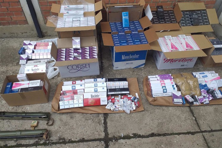 Oduzete cigarete bez akciznih markica i vojno oružje, uhapšen Gradiščanin