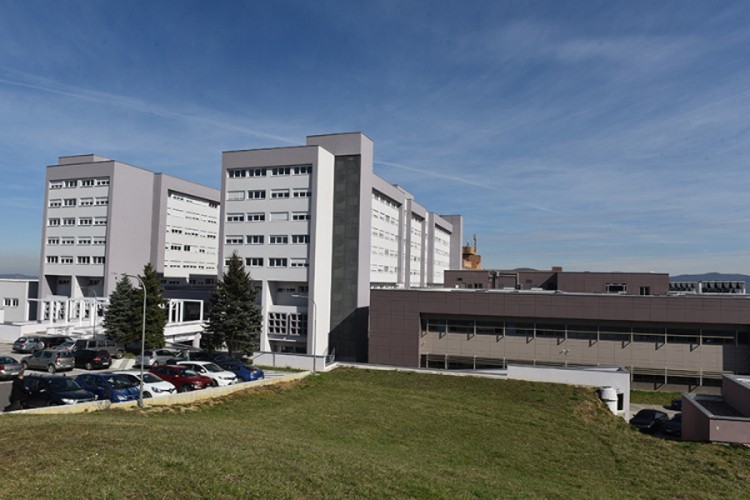 Djevojčica povrijeđena kod Teslića malo bolje, otac i dalje kritično