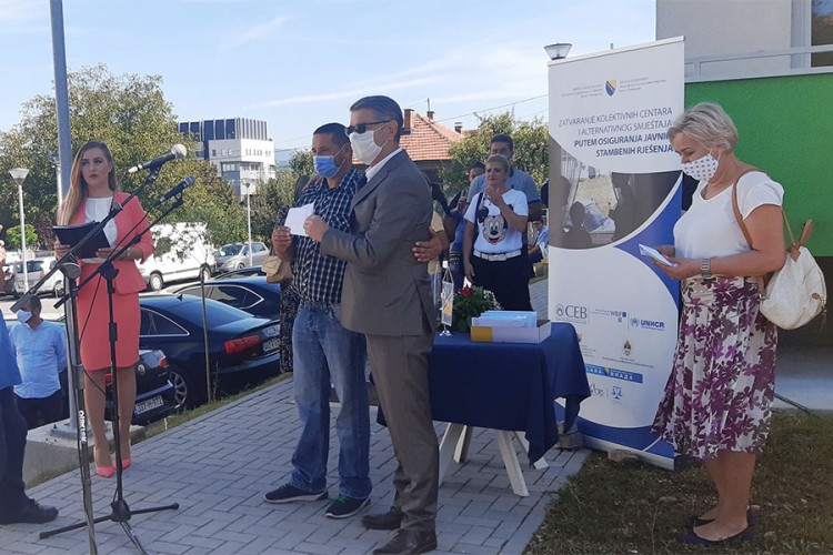 Porodice iz Mihatovića dobile dom: Za nas nije mogao doći bolji dan