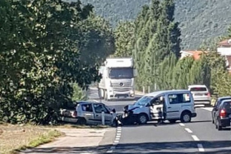 Težak sudar kedija i renoa, tri osobe povrijeđene