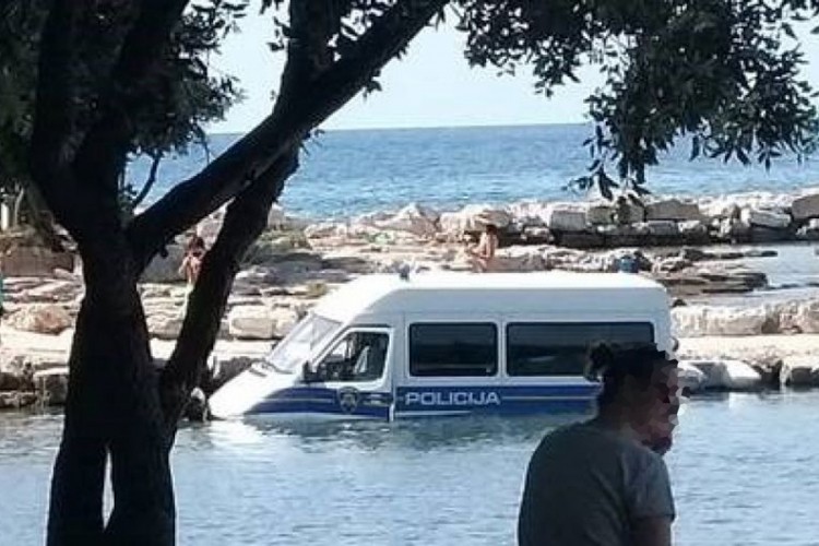Policijski kombi završio u moru
