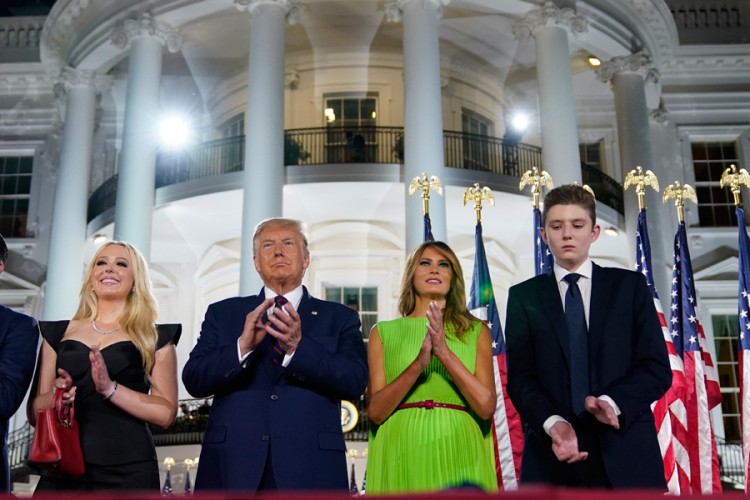 Urnebesna reakcija Melanije nakon pozdrava s Ivankom