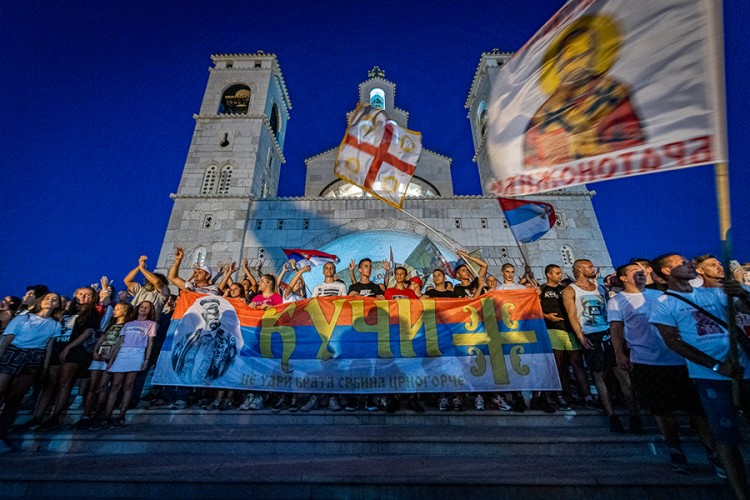 Protesti u više gradova Crne Gore, zabranjena "litija barkama"