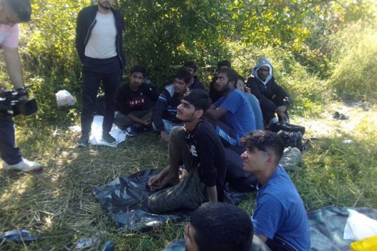 Oko 500 migranata na "ničijoj zemlji"