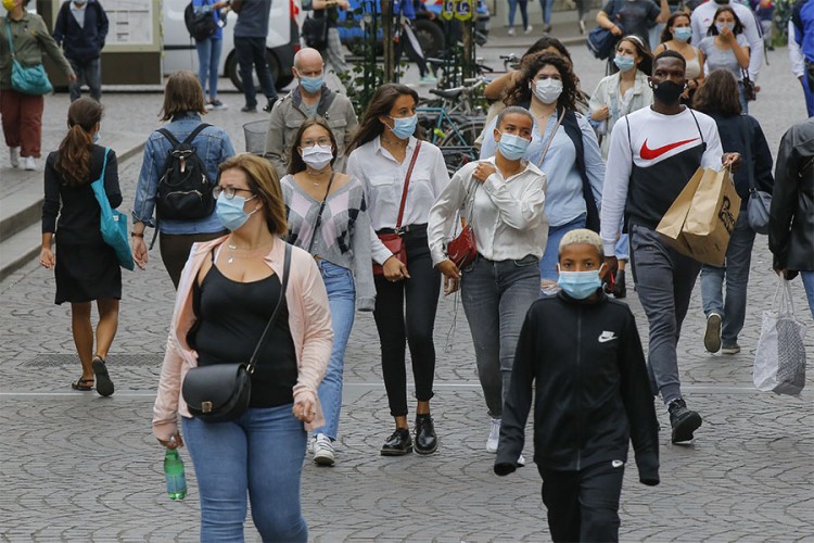 Protesti u Parizu zbog obaveznog nošenja maski