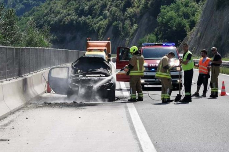 Zapalilo se vozilo na autoputu između Visokog i Kaknja