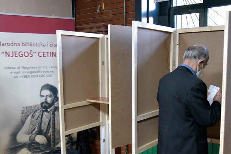 Do 19 časova glasalo oko 75 odsto birača u Crnoj Gori