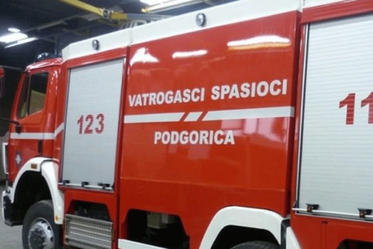 Pet vatrogasnih vozila ispred vlade i parlamenta u Podgorici