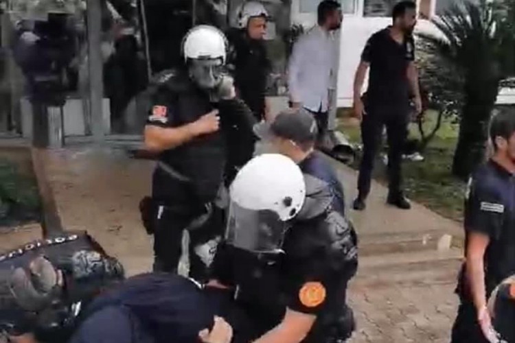 Nakon 75 dana bez privatnog obezbjeđenja ispred opštine Budva