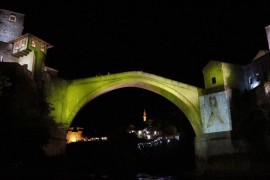 Stari most u zlatnoj boji kao znak podrške djeci oboljeloj od raka