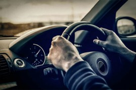 Automobil mu propao u rupu nasred raskrsnice