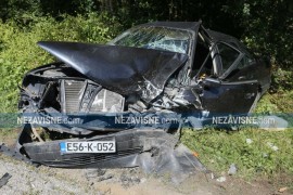Poginuo vozač audija, povrijeđeno desetoro djece u kombiju