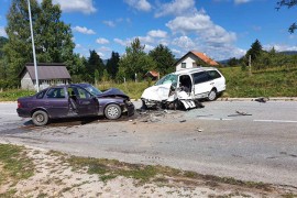 Sudar automobila, oba vozača odvezla hitna