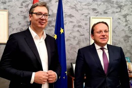 Vučić se sastao sa Varheljijem u Briselu
