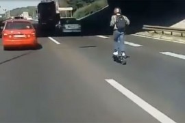 Vozio trotinet 80 km/h autoputem u Beogradu