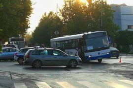 Autobus propao u rupu na ulici i ostao zaglavljen