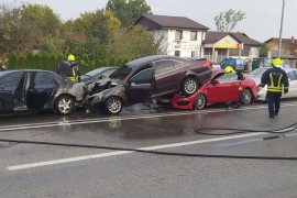 Sudar četiri automobila u Banjaluci, jedan se zapalio