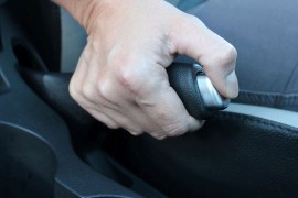 Šta će se dogoditi ako nastavite voziti sa podignutom ručnom