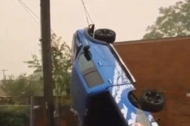 Automobil se "popeo" uz banderu i ostao da visi
