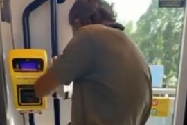 Ušao u autobus i počeo da pere noge sredstvom za dezinfekciju