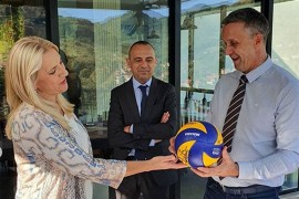 Cvijanovićevoj na poklon lopta sa potpisima šampiona