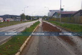 Prosuo se pijesak iz kamiona u blizini kružnog toka kod Lesnine