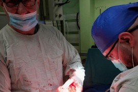 Hirurzi u Sanskom Mostu odstranili tumor težak 2,5 kg