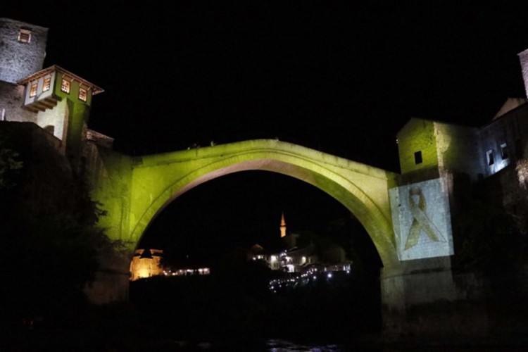 Stari most u zlatnoj boji kao znak podrške djeci oboljeloj od raka