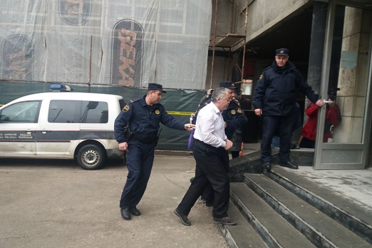 Preminuo profesor koji je pretukao radnice gimnazije u Tuzli