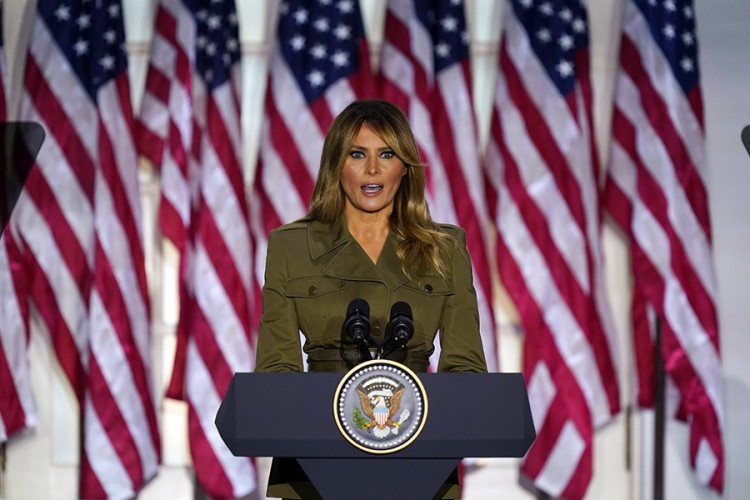 U Kopru izložena spaljena drvena statua Melanije Tramp