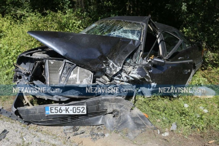 Poginuo vozač audija, povrijeđeno desetoro djece u kombiju