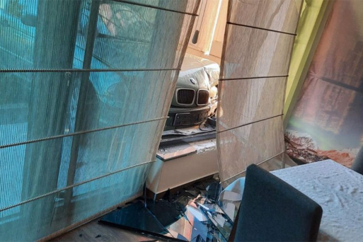 BMW-om nakon sudara uletio u motel