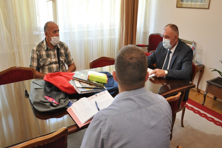 Udžbenici i školski pribor za učenike romske nacionalne manjine