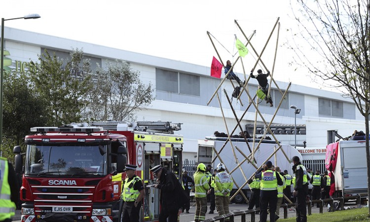 Aktivisti blokirali štamparije u Velikoj Britaniji, uhapšene 72 osobe