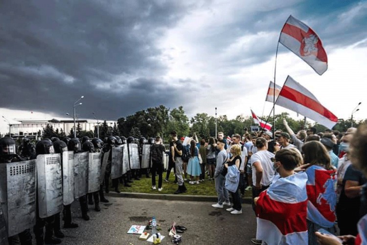 Demonstranti se uputili ka Lukašenkovoj rezidenciji