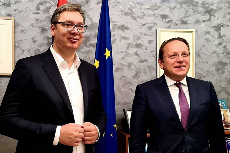 Vučić se sastao sa Varheljijem u Briselu