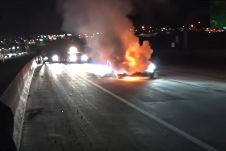 Audi mu se zapalio nakon ulične trke