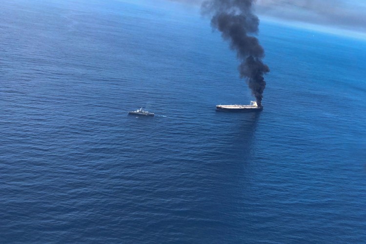 Gori tanker, nadlijeću ga helikopteri