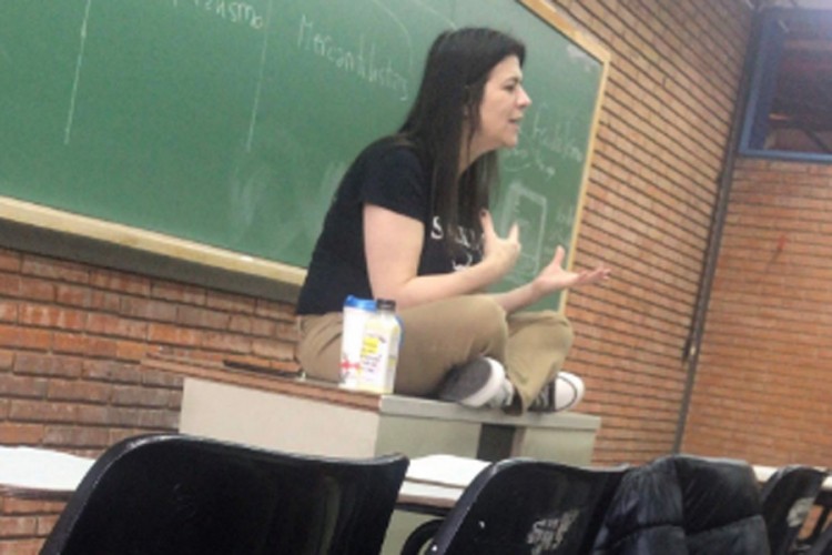 Profesorica zaražena koronom preminula usred onlajn predavanja