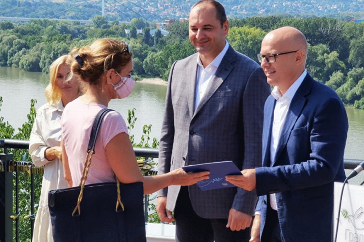 Novosađanke u vulkanizerskom i stolarskom biznisu