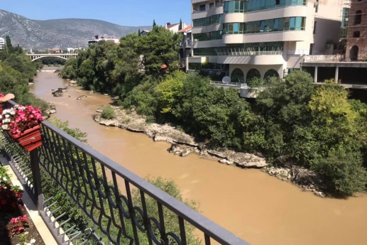 Neretva postala smeđa