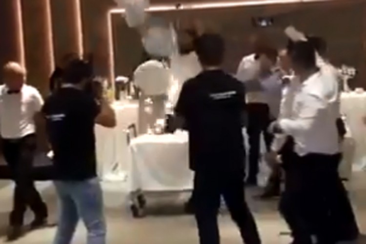 Samo u BiH: Gost prevrnuo tortu ispred mladenaca prije rezanja