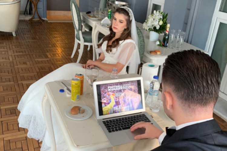 Mladoženja ponio laptop na vjenčanje i igrao igrice