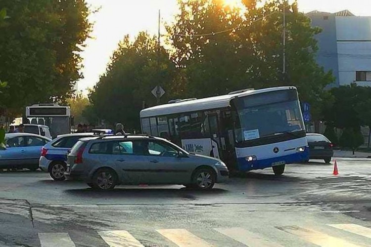 Autobus propao u rupu na ulici i ostao zaglavljen
