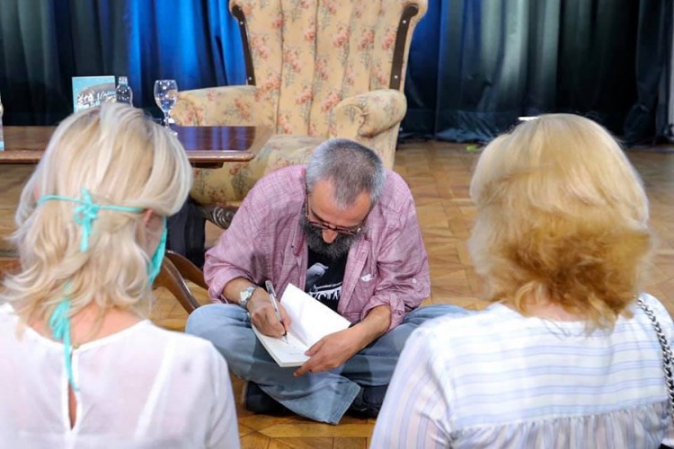 Roman "Što na podu spavaš" Darka Cvijetića promovisan u Banskom dvoru