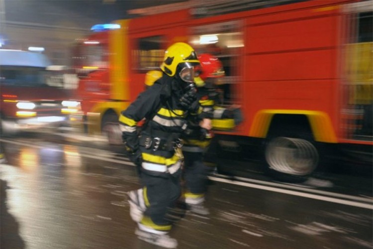 Ugašen požar, vatrogasci imali saobraćajnu nezgodu