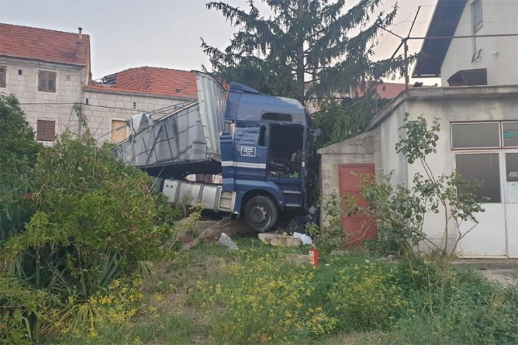 Nezgoda u Hrvatskoj: Kamion iz BiH udario u kuću, povrijeđen vozač